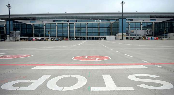 FOTO: DAPD Hier werden wahrscheinlich noch eine ganze Weile keine Flieger abheben: Der Flughafen BER.