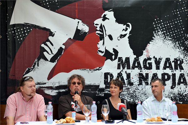 Presser Gábor Kossuth-díjas zeneszerző, a Magyar Dal Napja Nonprofit Kft. alapítója (b2) beszél A magyar dal napja sajtótájékoztatóján a Kobuci kertben, a Zichy-kastély belső udvarán 2012. július 25-én. Mellette Gerendai Károly, a Sziget Kft. ügyvezetője (b), Szabó Edit, a Magyar Dal Napja Nonprofit Kft. ügyvezetője (j2) és Horváth Péter a Proart igazgatója. MTI Fotó: Soós Lajos