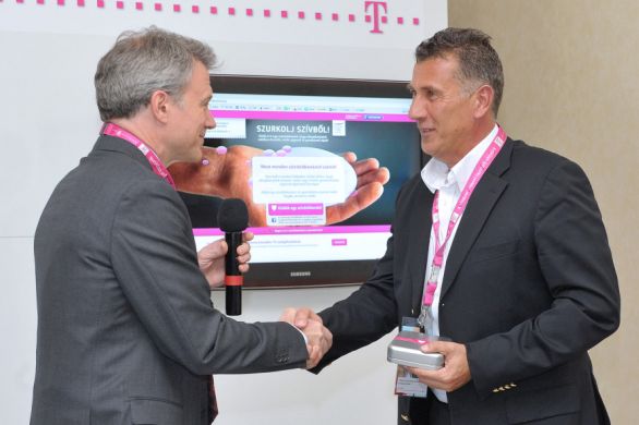 Christopher Mattheisen, a Magyar Telekom elnök-vezérigazgatója átadja az első szurkóiszív-készüléket Szabó Bencének, a MOB sportigazgatójának. Christopher Mattheisen, a Magyar Telekom elnök-vezérigazgatója átadja az első szurkóiszív-készüléket Szabó Bencének, a MOB sportigazgatójának.
