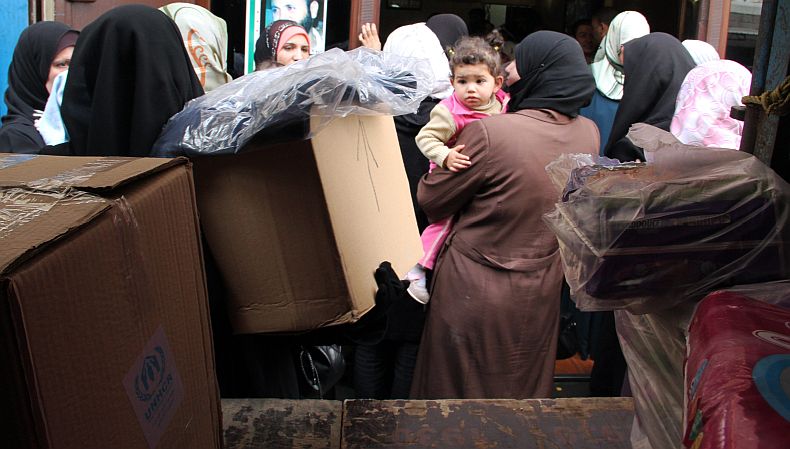 Szíriai menekültek sorakoznak az UNHCR segélyszállító teherautója mellett Észak-Libanonban, Tripoli városban (melynek neve megegyezik Líbia fővárosának nevével). © UNHCR / F. Juez / 2012. március 26. Szíriai menekültek sorakoznak az UNHCR segélyszállító teherautója mellett Észak-Libanonban, Tripoli városban (melynek neve megegyezik Líbia fővárosának nevével). © UNHCR / F. Juez / 2012. március 26.