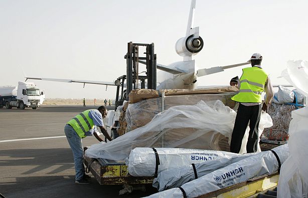 Az UNHCR családi sátrai megérkeznek Nouakchott város repülőterére, ahonnan majd továbbszállítják és kiosztjálk őket a Maliból érkezett menekültek között. © UNHCR / E. Villechalane / 2012. február 29 Az UNHCR családi sátrai megérkeznek Nouakchott város repülőterére, ahonnan majd továbbszállítják és kiosztjálk őket a Maliból érkezett menekültek között. © UNHCR / E. Villechalane / 2012. február 29