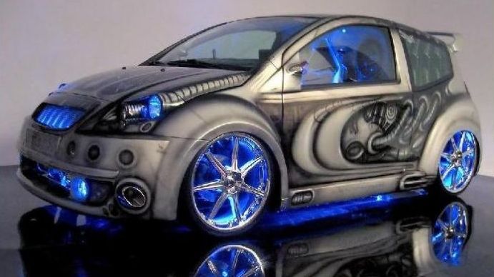 LED-ben pompázó Citroen autó.