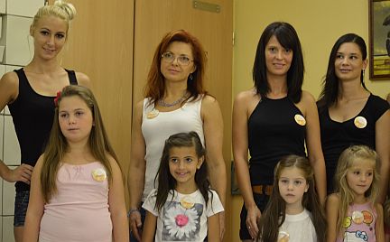 Versenyző anyák, lányok. Versenyző anyák, lányok.