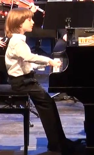 Yoav Levanon Haydn-t játszik.