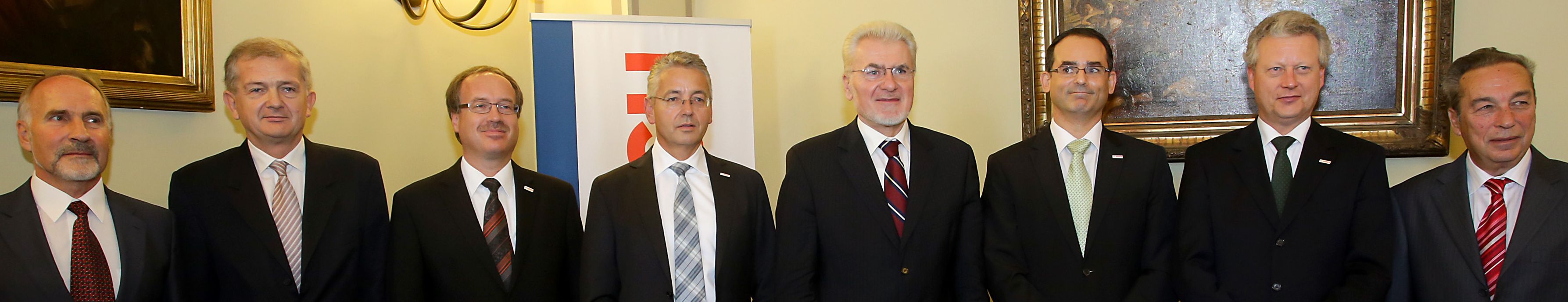 A hosszú távú együttműködést dr. Pálinkás József, az MTA elnöke, dr. Inzelt Péter, az MTA Számítástechnikai és Automatizálási Kutatóintézetének igazgatója, dr. Péceli Gábor, a BME rektora, dr. Solti László, a SZIE rektora; a Bosch csoport részéről dr. Jan Peter Stadler, a Robert Bosch Kft. műszaki területekért felelős elnöke, Volker Schilling és Roger Seemeyer, a hatvani Robert Bosch Elektronika Kft. igazgatói és Javier González Pareja, a magyarországi Bosch-csoport vezetője hitelesítette aláírásával. A hosszú távú együttműködést dr. Pálinkás József, az MTA elnöke, dr. Inzelt Péter, az MTA Számítástechnikai és Automatizálási Kutatóintézetének igazgatója, dr. Péceli Gábor, a BME rektora, dr. Solti László, a SZIE rektora; a Bosch csoport részéről dr. Jan Peter Stadler, a Robert Bosch Kft. műszaki területekért felelős elnöke, Volker Schilling és Roger Seemeyer, a hatvani Robert Bosch Elektronika Kft. igazgatói és Javier González Pareja, a magyarországi Bosch-csoport vezetője hitelesítette aláírásával.
