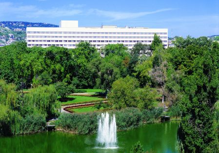 A budai Feneketlen-tó, háttérben a Hotel Danubius Flamenco.