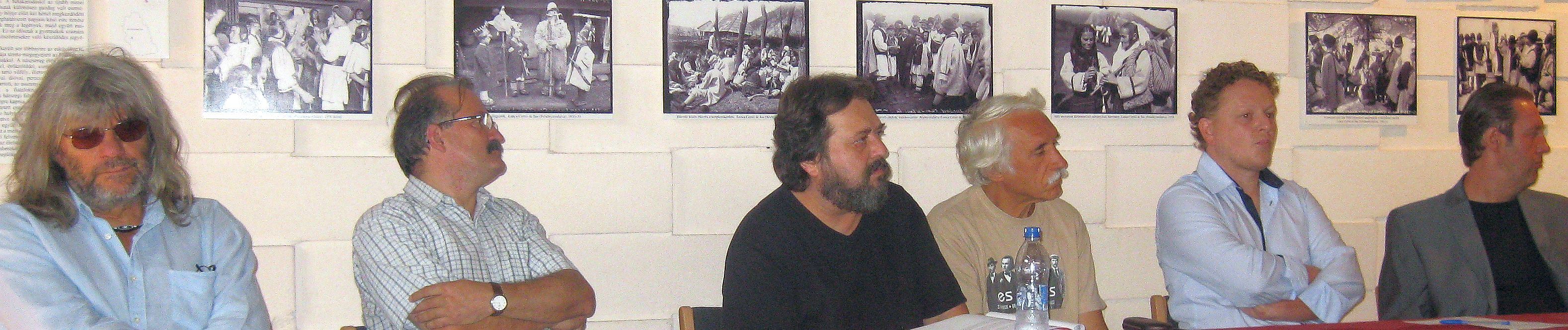 A sajtótájékoztató házigazdái: Hobo, Csik János, Kiss Ferenc, Sipos Mihály, Horváth László és Balázs Elemér. A sajtótájékoztató házigazdái: Hobo, Csik János, Kiss Ferenc, Sipos Mihály, Horváth László és Balázs Elemér.