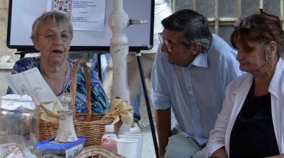 A nemzetközi hírű orvos, dr. Szatmária Marianna, az egyik tanár, a gyámolítottaival.