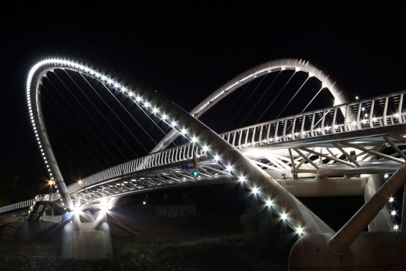 A szolnoki Tiszavirág híd éjjel. (Kép: szolnokinaplo.hu)