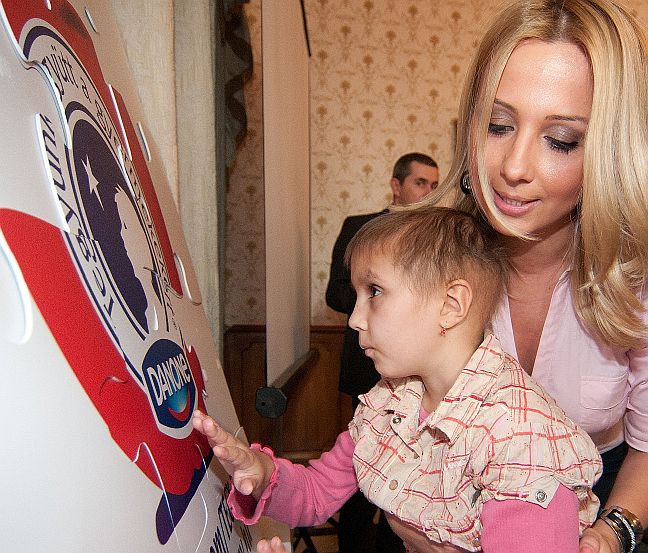 Gombos Edina is segít a Danone-puzzle kirakásában.