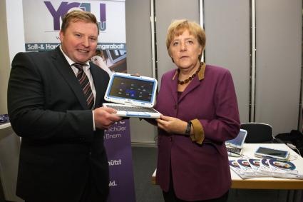 Bundeskanzlerin Merkel informiert sich über Interaktive Klassenzimmer. Innovative 1edu Classmate PCs bereits erfolgreich im Schulalltag im Einsatz. 