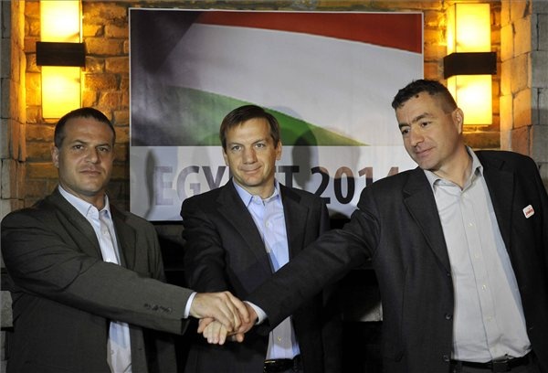 Juhász Péter, a Milla Egyesület elnöke, Bajnai Gordon volt miniszterelnök, a Haza és Haladás Egyesület vezetője és Kónya Péter, a Magyar Szolidaritás Mozgalom elnöke (b-j) kezet fog, miután aláírta az Együtt 2014 választói mozgalom megalapításáról szóló megállapodást. (MTI Fotó: Bruzák Noémi)
