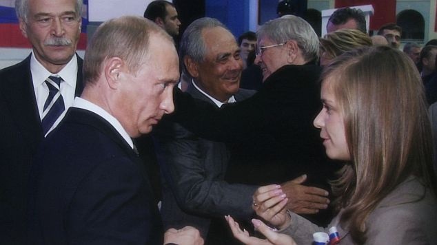 Putyin a Kiss (a perbe fogott) együttes egyik tagjával.