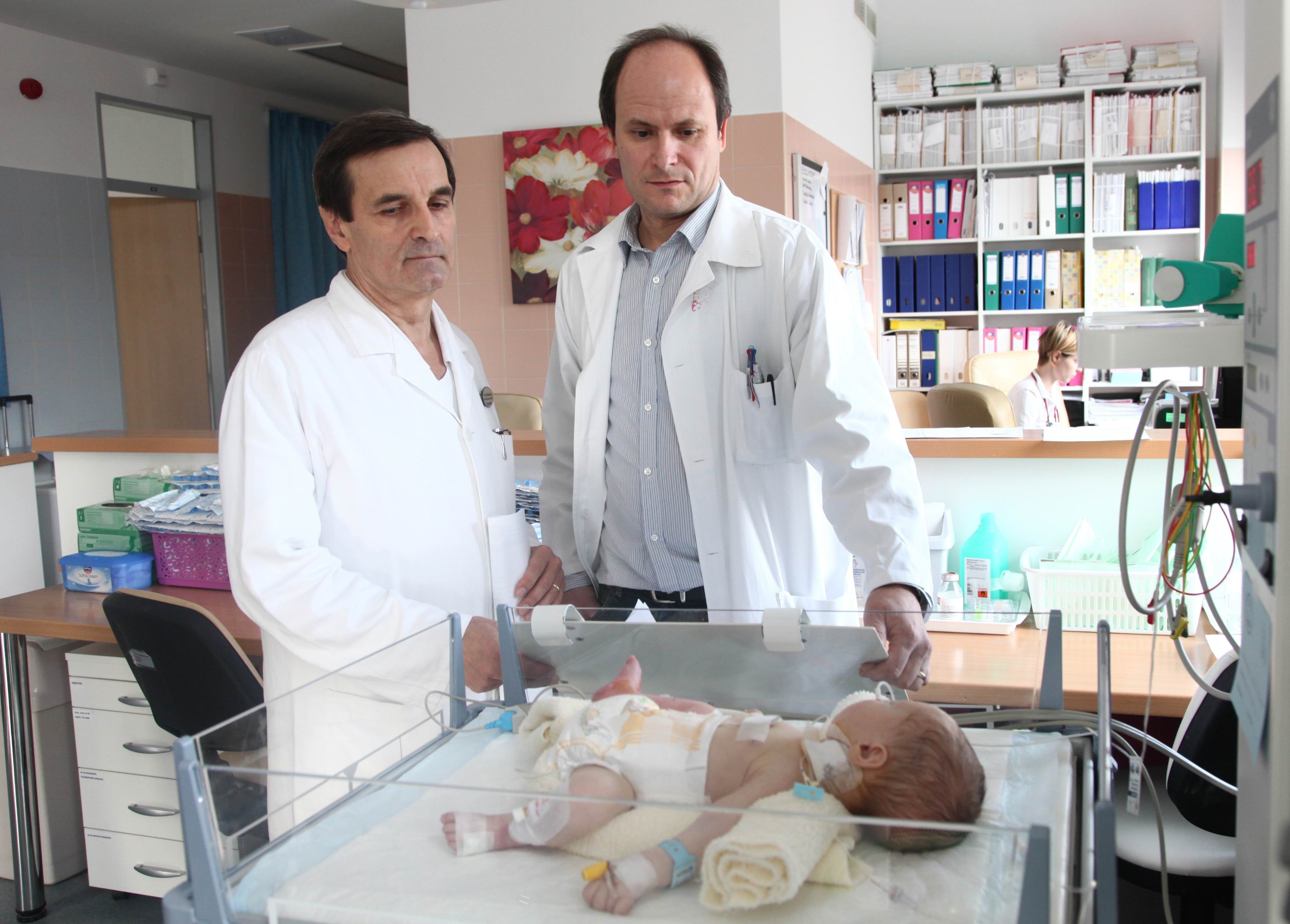 Dr. Balla György akadémikus, egyetemi tanár és dr. Szabó Tamás egyetemi docens az újszülöttel. Dr. Balla György akadémikus, egyetemi tanár és dr. Szabó Tamás egyetemi docens az újszülöttel.