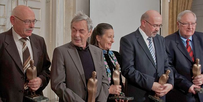 A képen: Szilágyi István, Rubik Ernő, Tokody Ilona, Markó Béla, Horn Péter - Varga Imre szobrászművész József Attiláról készült kisplasztikájával.