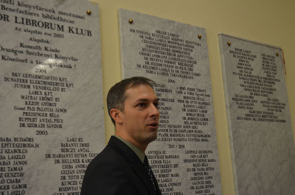 Dr. Boka László a mecénások márványtáblája előtt.