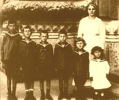 A Szentágothai testvérek a svájci „nörsszel” (1919. május)  Sorban életkor szerint: Gusztáv, János, Márk, Arnd Péter, Pál és György (Fotó: Forgács Károly, MNM Történeti Fényképtár )  