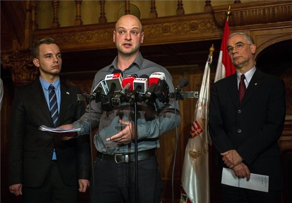 Nagy Dávid, a Hallgatói Önkormányzatok Országos Konferenciájának (HÖOK) elnöke beszél a Balog Zoltánnal, az emberi erőforrások miniszterével (j) folytatott tárgyalás után tartott sajtótájékoztatón a minisztérium épületében 2012. december 22-én. Mellette Kiss Dávid, a szervezet elnökségi tagja (b). MTI Fotó: Illyés Tibor 