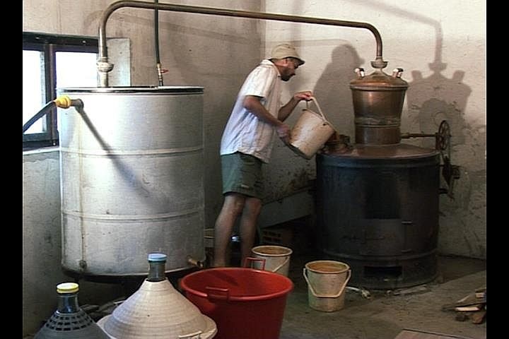 Házi pálinkafőzés jellegzetes környezetben.