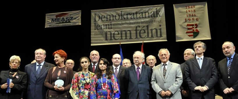 A Radnóti Miklós antirasszista díj kitüntetettjei a díjat átadó Hanti Vilmos, a Magyar Ellenállók és Antifasiszták Szövetségének (MEASZ) elnöke (b6) társaságában Budapesten, a Radnóti Művelődési Központban tartott mai ünnepségen. A színpadon Zoltai Andrea (b) és Müller Júlia (b3) a Tolerancia Facebook-csoport képviselői, Kiss Péter volt miniszter, szocialista országgyűlési képviselő (b2) Kerecsényi Zoltán, az antifasiszta.hu szerkesztője (b8) Farkasházy Tivadar humorista, a Hócipő alapító főszerkesztője (j6), Drucker Tibor holokauszt-túlélő, a Holokauszt Emlékközpont Közalapítvány kuratóriumi tagja (j5), Sas József humorista, színész (j4), Tóth Károly, a Magyar Újságírók Országos Szövetségének elnöke (j3), Peter Weiss, a Szlovák Köztársaság budapesti nagykövete (j2) és Németh Péter, a Népszava főszerkesztője (j). (MTI Fotó: Bruzák Noémi) A Radnóti Miklós antirasszista díj kitüntetettjei a díjat átadó Hanti Vilmos, a Magyar Ellenállók és Antifasiszták Szövetségének (MEASZ) elnöke (b6) társaságában Budapesten, a Radnóti Művelődési Központban tartott mai ünnepségen. A színpadon Zoltai Andrea (b) és Müller Júlia (b3) a Tolerancia Facebook-csoport képviselői, Kiss Péter volt miniszter, szocialista országgyűlési képviselő (b2) Kerecsényi Zoltán, az antifasiszta.hu szerkesztője (b8) Farkasházy Tivadar humorista, a Hócipő alapító főszerkesztője (j6), Drucker Tibor holokauszt-túlélő, a Holokauszt Emlékközpont Közalapítvány kuratóriumi tagja (j5), Sas József humorista, színész (j4), Tóth Károly, a Magyar Újságírók Országos Szövetségének elnöke (j3), Peter Weiss, a Szlovák Köztársaság budapesti nagykövete (j2) és Németh Péter, a Népszava főszerkesztője (j). (MTI Fotó: Bruzák Noémi)