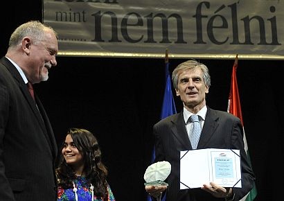 Peter Weiss, a Szlovák Köztársaság budapesti nagykövete a Radnóti Miklós antirasszista díjjal, amelyet Hanti Vilmostól, a Magyar Ellenállók és Antifasiszták Szövetségének (MEASZ) elnökétől (b) vett át ma Budapesten, a Radnóti Művelődési Központban tartott ünnepségen. (MTI Fotó: Bruzák Noémi)