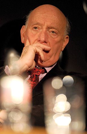 Pinchas Steinberg világhírű karmester, aki 2014 februárjától tölti be a Budapesti Filharmóniai Társaság új elnök-karnagya tisztséget, a Magyar Állami Operaház 2013/2014. évadjáról tartott mai sajtótájékoztatón a budapesti Toldi moziban. Az évadban tizenöt bemutatót tartanak, emellett 40 repertoár előadásra válthatnak jegyet a nézők. (MTI Fotó: Földi Imre)