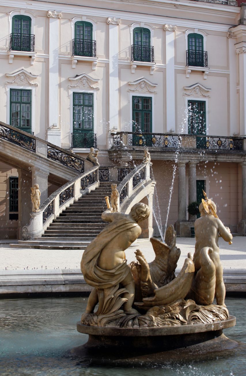 A díszkút a kastély udvarán.