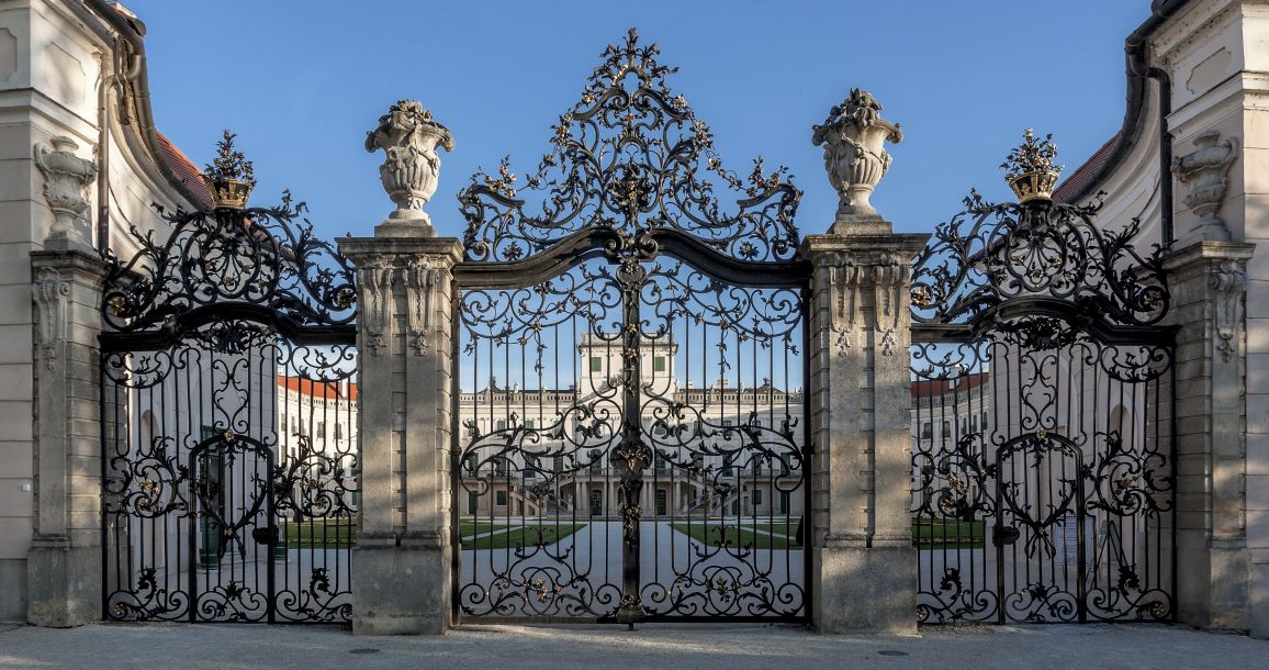 A kovácsoltvas főkapu.