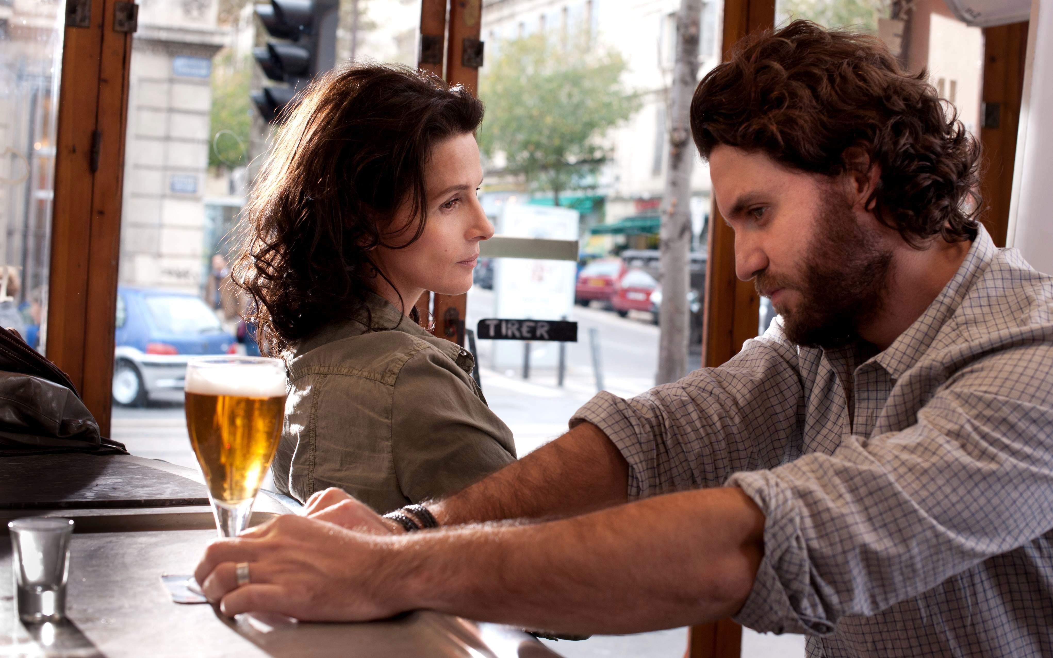 Jelenet a fiomből: Juliette Binoche és Édgar Ramirez. Jelenet a fiomből: Juliette Binoche és Édgar Ramirez.
