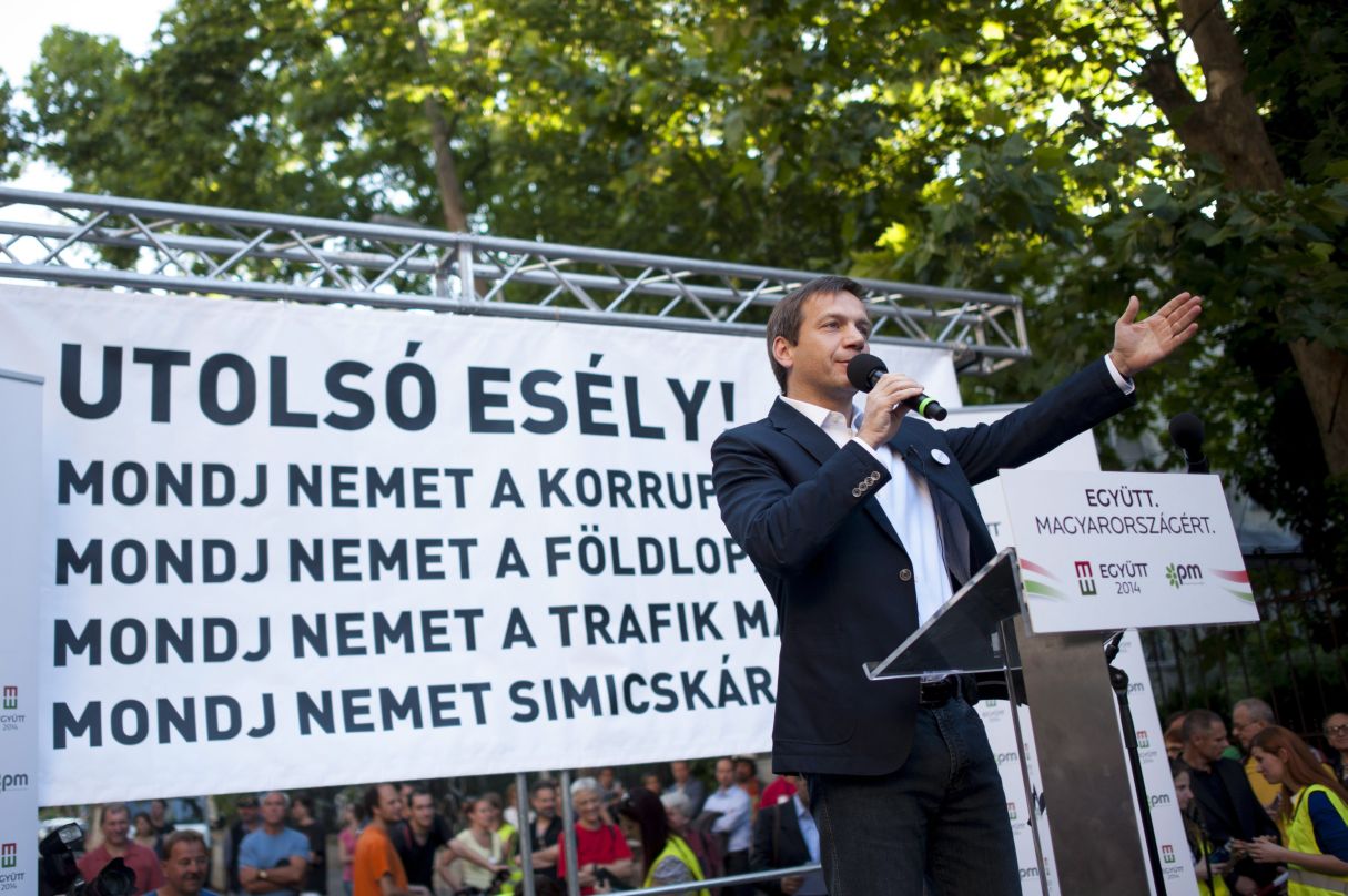 Bajnai Gordon volt miniszterelnök, az Együtt–PM választási szövetség vezetője a szervezet demonstrációján a Fidesz fővárosi, Lendvay utcai székháza előtt 2013. július 1-jén. (MTI Fotó: Marjai János)