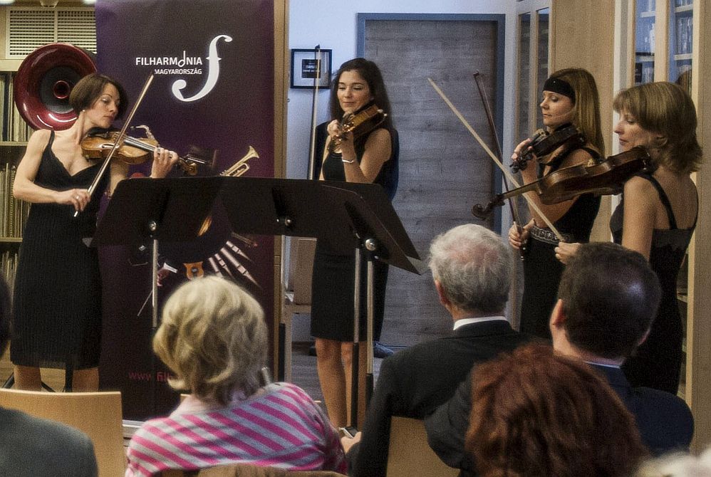 A Budapesti Fesztiválzenekar hegedűművészeinek mini hangversenyével kezdődött az a sajtóesemény a Budapest Music Centerben, amelyen bejelentették a Filharmónia Magyarország Koncert- és Fesztiválszervező Nonprofit Kft. megalapítása. (MTI Fotó: Szigetváry Zsolt)