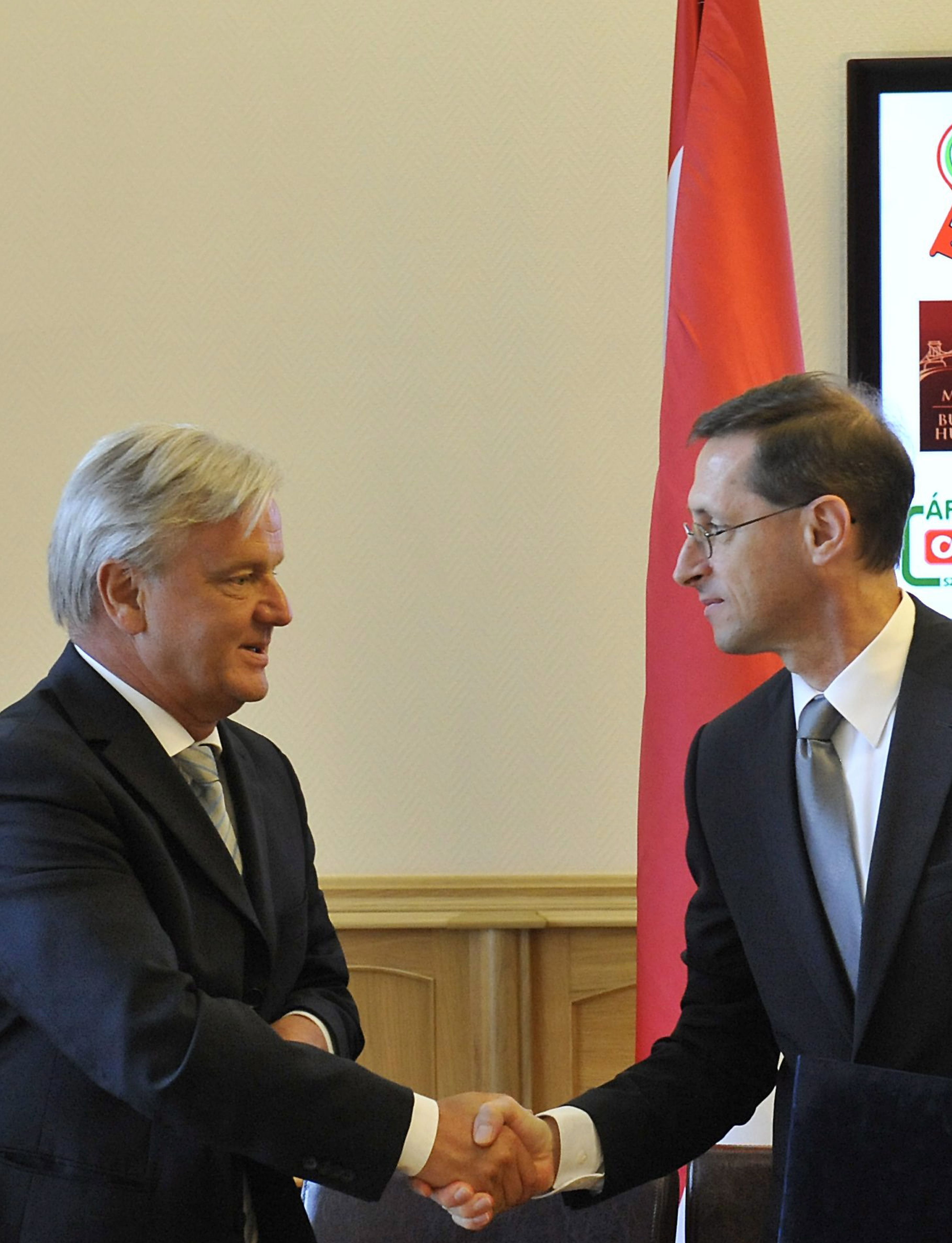 Varga Mihály nemzetgazdasági miniszter és Dávid Ferenc, a Vállalkozók és Munkáltatók Országos Szövetségének (VOSZ) főtitkára kezet fog, miután a munkaadói és munkavállalói érdekképviseletek vezetői aláírták a 2013. évi bérajánlásról szóló megállapodást 2013. július 15-én. (MTI Fotó: Soós Lajos)