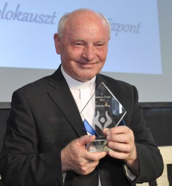 Kozma Imre, a Magyar Máltai Szeretetszolgálat elnöke a Humánum őrzője díjat tartja a kezében, amelyet a humánum napja alkalmából a budapesti Páva utcai Holokauszt Emlékközpontban rendezett ünnepségen vett át 2013. augusztus 4-én. (MTI Fotó: Soós Lajos)