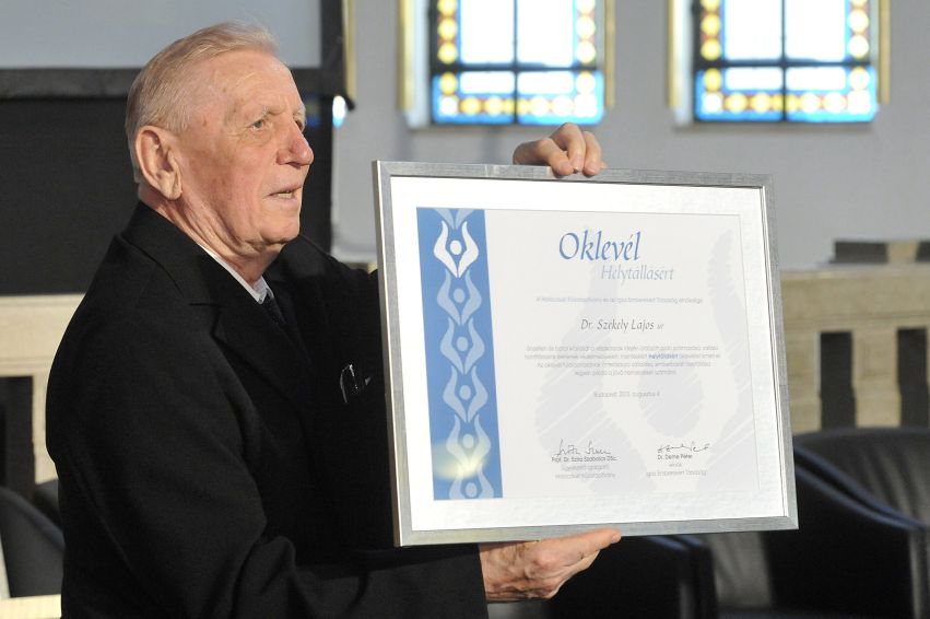Székely Lajos a Helytállásért oklevelet tartja a kezében, amelyet a budapesti Páva utcai Holokauszt Emlékközpontban a humánum napján rendezett ünnepségen vett át 2013. augusztus 4-én. 
