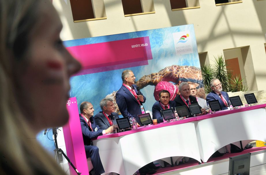Kósa Lajos, Debrecen polgármestere, a nyolc év múlva esedékes vb szervezőbizottságának elnöke (b3) beszél a 2021-i vizes világbajnokságról tartott mai sajtótájékoztatón a Magyar Telekom budapesti székházában. Magyarország nyertre el a vb rendezési jogát. Mellette Vígh László kormánybiztos (b), Christopher Mattheisen, a Magyar Telekom Nyrt. elnök-vezérigazgatója (b2), Gyárfás Tamás a Magyar Úszószövetség elnöke, a 203 tagországot számláló nemzetközi úszószövetség, a FINA alelnöke (b4), Tarlós István főpolgármester (b5), Bóka István, Balatonfüred polgármestere (b6) és Böröcz István, a Médiaszolgáltatás-támogató és Vagyonkezelő Alap (MTVA) vezérigazgatója (b7). MTI Fotó: Máthé Zoltán