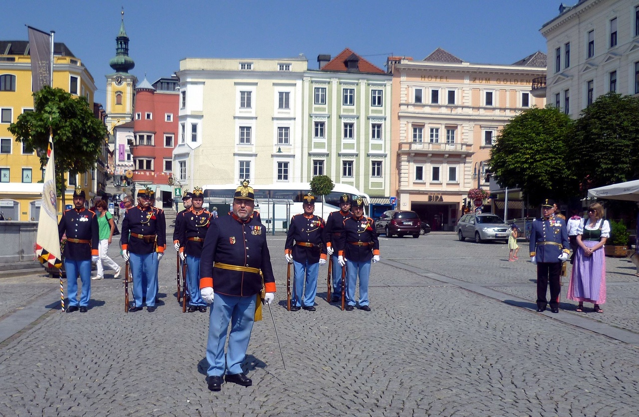 Gmunden: katonai hagyományőrzők parádéznak.