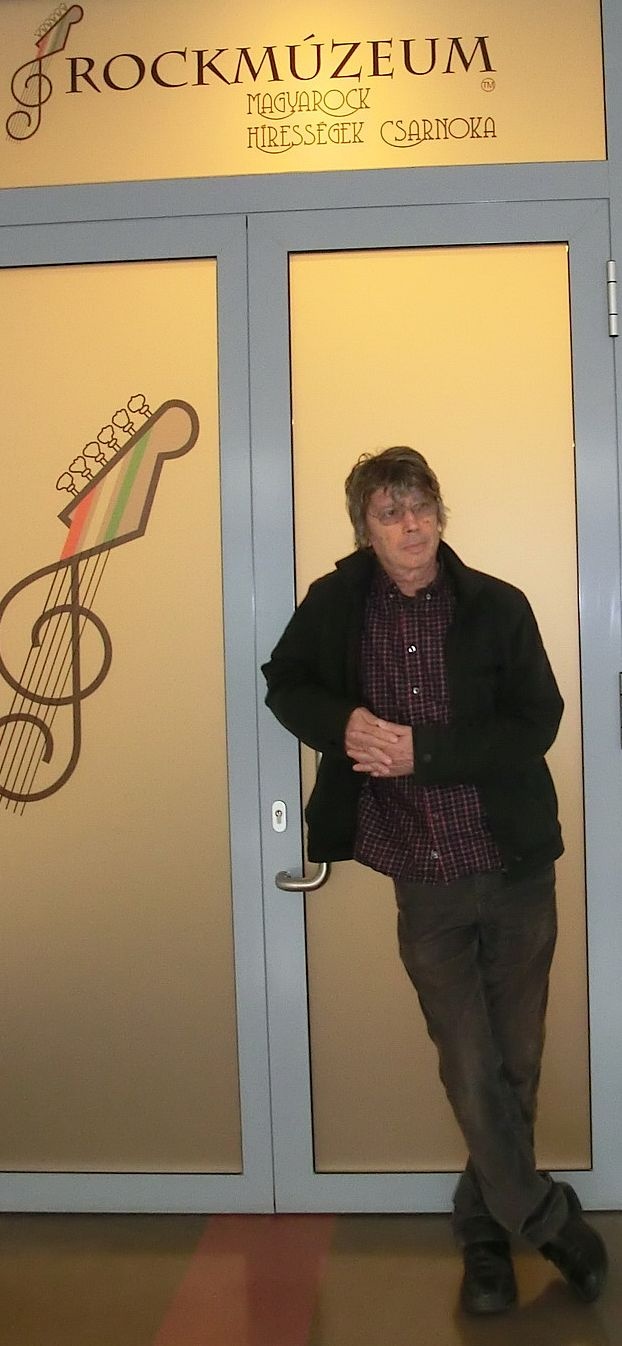 Bródy a rockmúzeum kapujában.