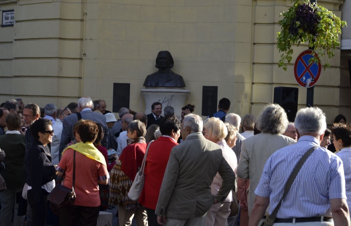 Liszt Ferenc és a művész tisztelői a szobor leleplezésén.