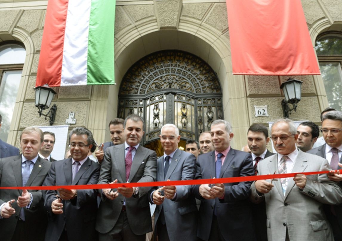 Ömer Celik, Törökország kulturális és idegenforgalmi minisztere (b5), Balog Zoltán, az emberi erőforrások minisztere (b6) és  Hayati Develi, a Yunus Emre Intézet elnöke (b3) átvágja a szalagot a Yunus Emre Török Kulturális Központ mai avatási ünnepségén Budapesten, az Andrássy úton. (MTI Fotó: Bruzák Noémi)