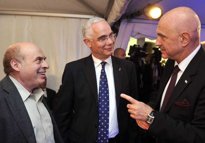 Natan Sharansky, a Szochnut (Jewish Agency for Israel – a diaszpóra és Izrael kapcsolatait ápoló világszervezet) elnöke,Balog Zoltán, az emberi erőforrások minisztere és Ilan Mor, Izrael Állam magyarországi nagykövete (b-j) beszélget a Herzl-központ megnyitóján a budapesti Izraeli Kulturális Intézetben 2013. december 1-jén. (MTI Fotó:Kovács Attila)