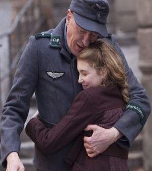 Geoffrey Rush és Sophie Nélisse.