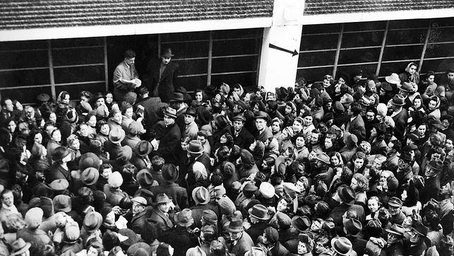 Sváci védlevélre várakozók ezrei a budapesti, Vadász utcau 