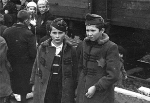 Magyar zsidó kisfiúk a birkenaui haláltábor szelektálórámpáján.