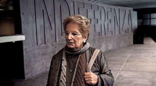 Am Eingang der aus grauem Beton errichteten Gedenkstätte springt einem das Wort «Indifferenza» ins Auge, das in eine Mauer aus Metall eingraviert ist. «Glichgültigkeit» beschreibe den Gemütszustand der Menschen während der Judenververnichtung im Zweiten Weltkrieg am besten, findet Liliane ŰSegre. (Bild Jacek Piotr Zulawski für NZZ)