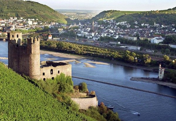 Ehrenfels vára (Bingen) a Rajna fölött.