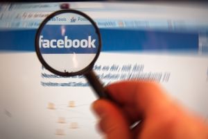 Facebook: unter der Lupe der Forscher (Foto: pixelio.de, Alexander Klaus)