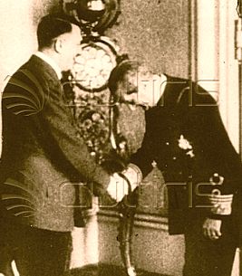 Horthy kis híján kezet csókol Hitlernek.