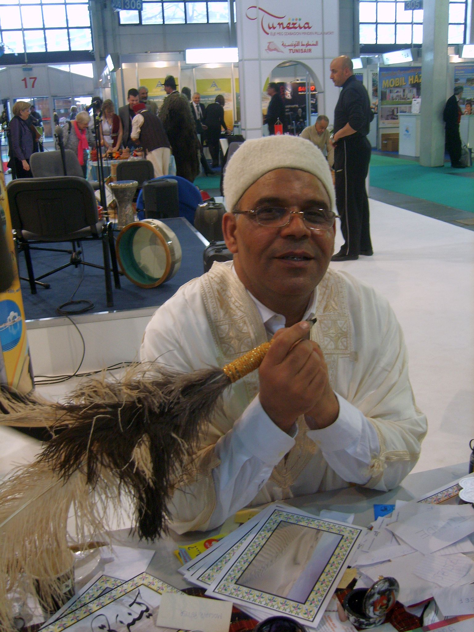 Gyönyörűséges arab betűkkel bárki nevét leírják.