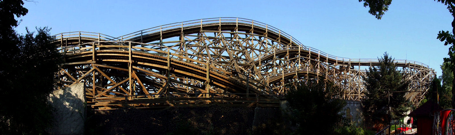 A legendás hullámvasút a Vidámparkban.