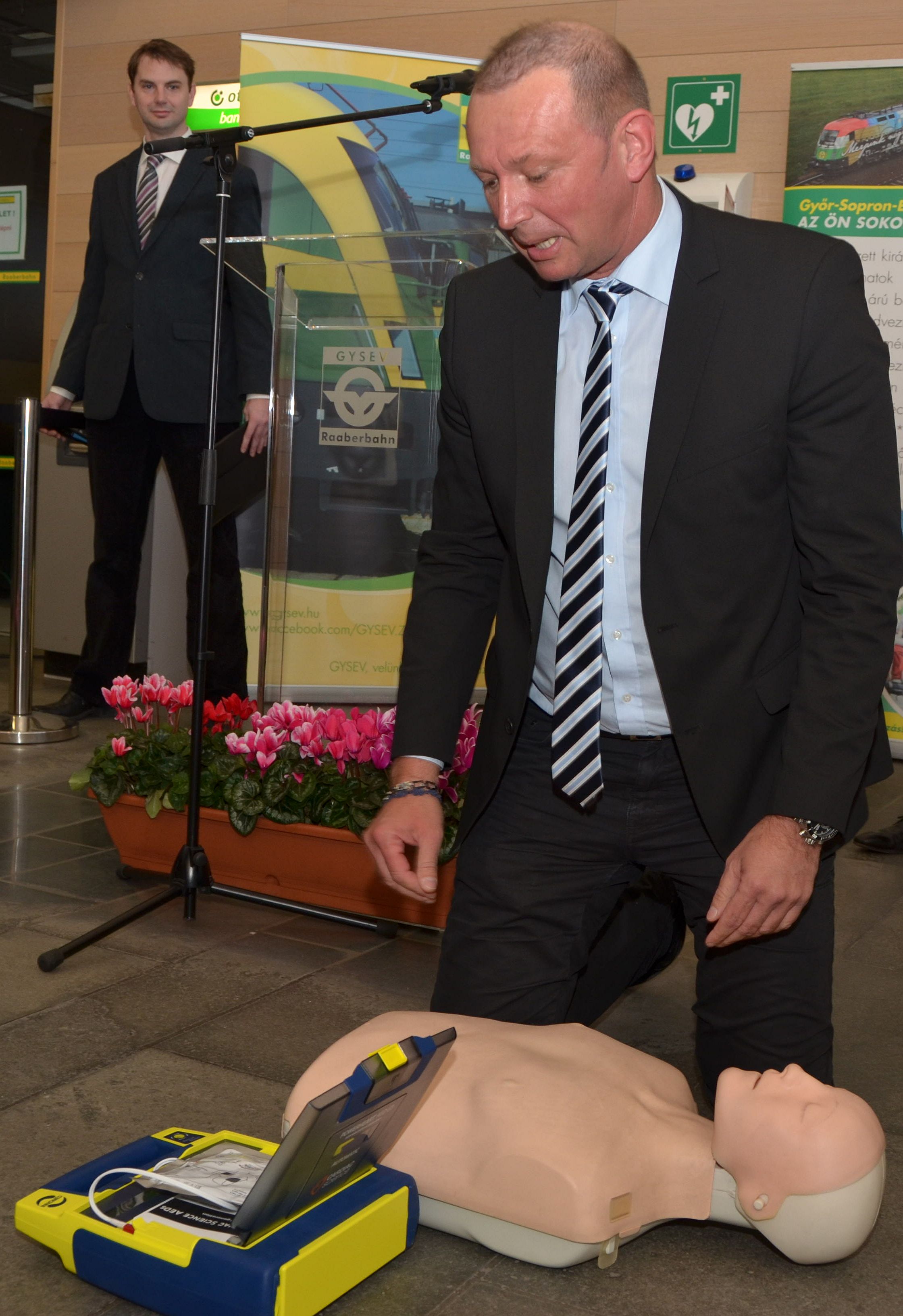 Győrfi Pál mutatta be a defibrillátor használatát.